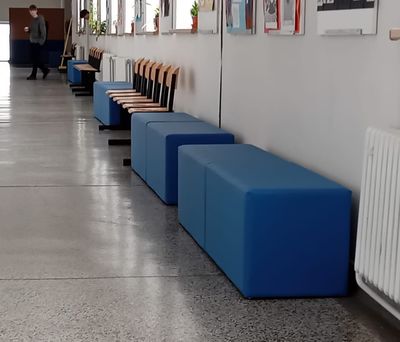 Čalouněné taburety s opěradlem a s logem školy