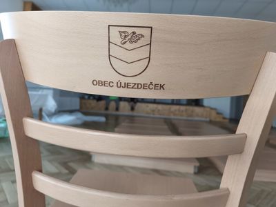 Židle pro kuturní domy logo obce Logo obce vypálené laserem