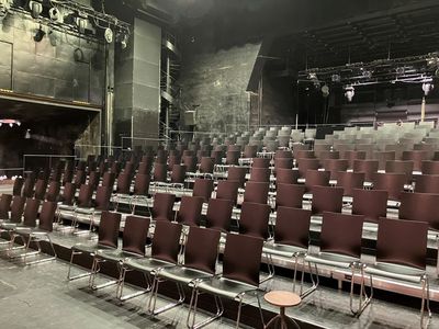 Kovové židle s možností stohování a spojování do řady Kovové židle s možností stohování a spojování do řady