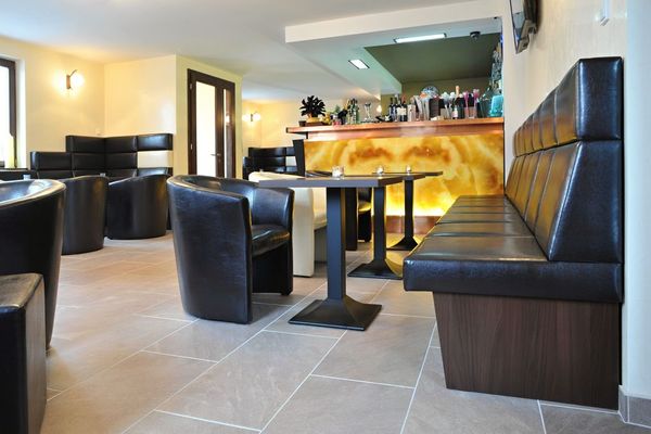 Čalouněné lavice do restaurace a čalounněá křesla Čalouněné lavice a čalouněná křesla