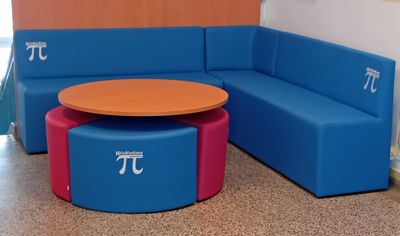 Čalouněné taburety s opěradlem a s logem školy